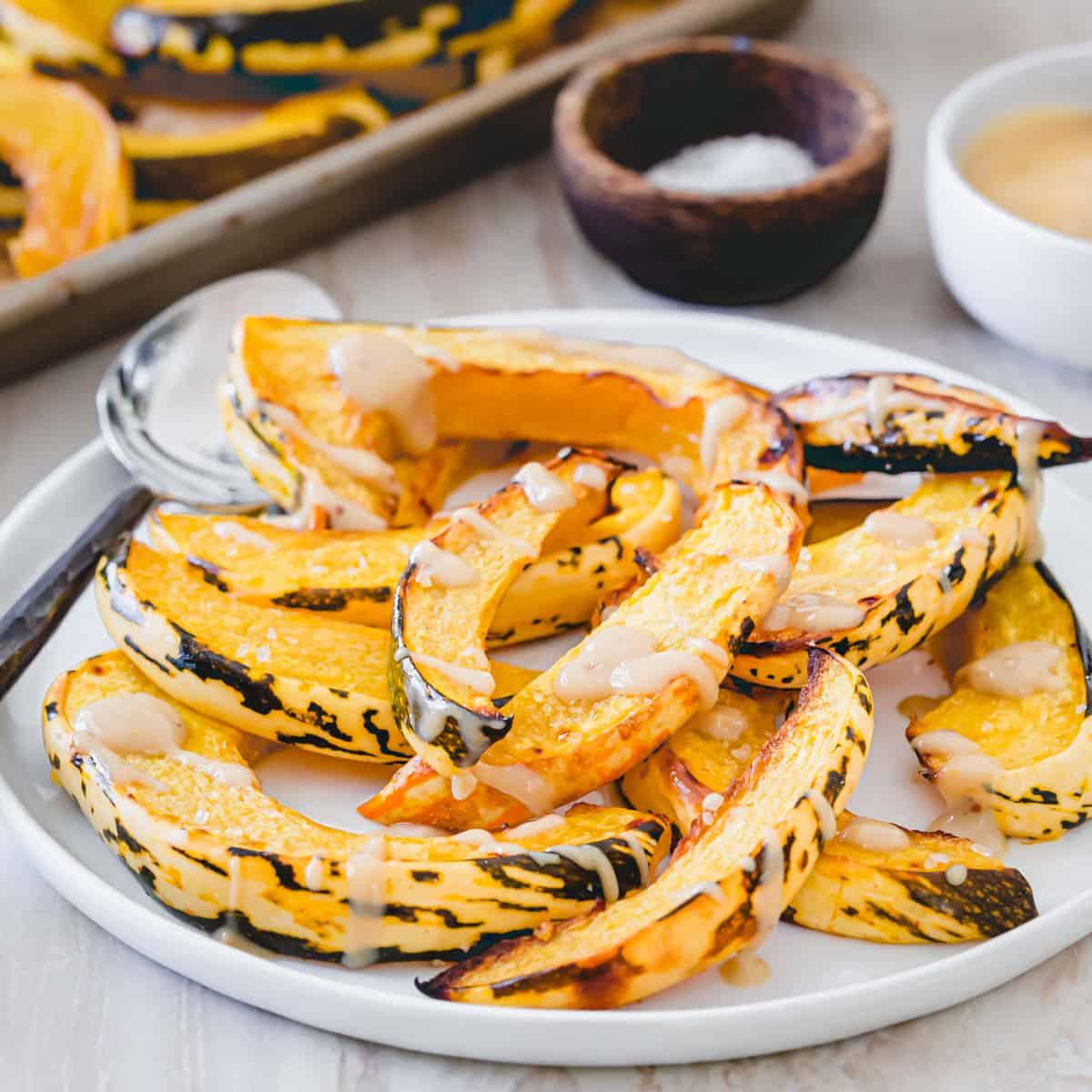 Τρυφερή γλυκιά κολοκύθα sweet dumpling ψημένη στο φούρνο και σερβιρισμένη με σάλτσα maple dijon tahini για ντιπ ή για περιχύνει. Τρυφερή γλυκιά κολοκύθα sweet dumpling ψημένη στο φούρνο και σερβιρισμένη με σάλτσα maple dijon tahini για ντιπ ή για περιχύνει.