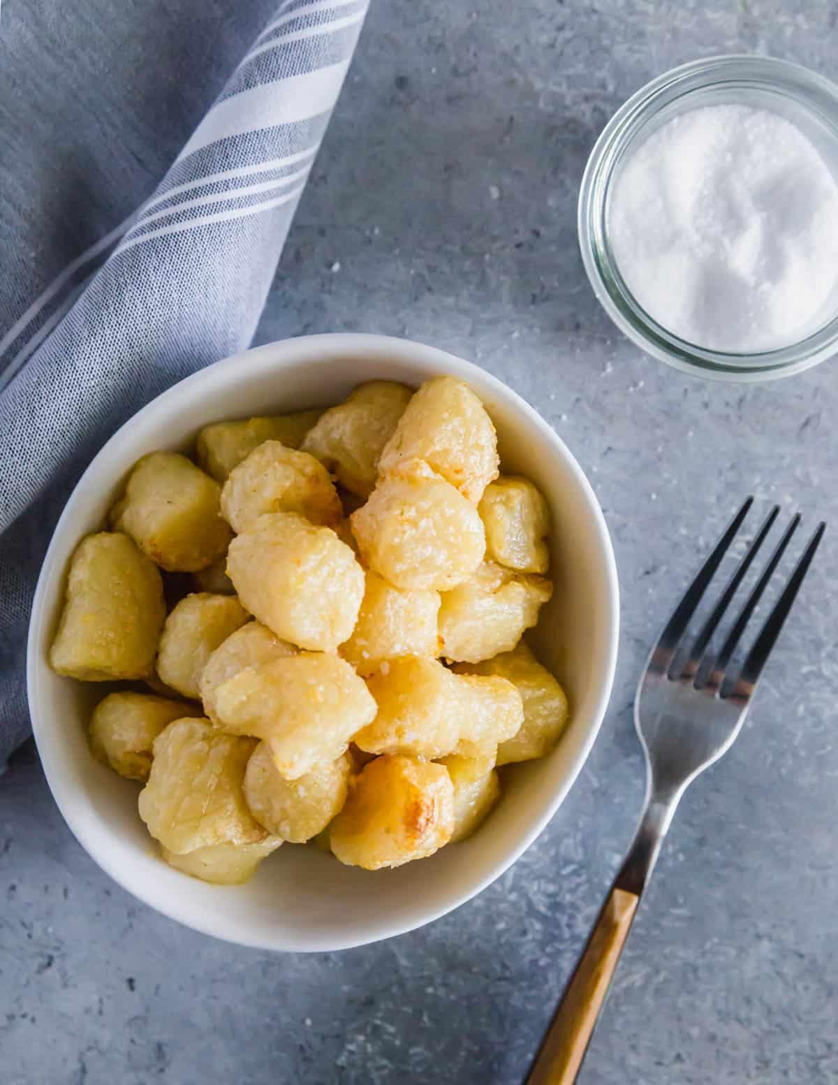 Εύκολο και νόστιμο γεύμα με gnocchi κουνουπιδιού από φριτέζα αέρος. Απλά gnocchi κουνουπιδιού από φριτέζα αέρος ανακατεμένα με ελαιόλαδο, σκόνη σκόρδου και αλάτι είναι ένα εύκολο και νόστιμο γεύμα έτοιμο σε μόλις 20 λεπτά.