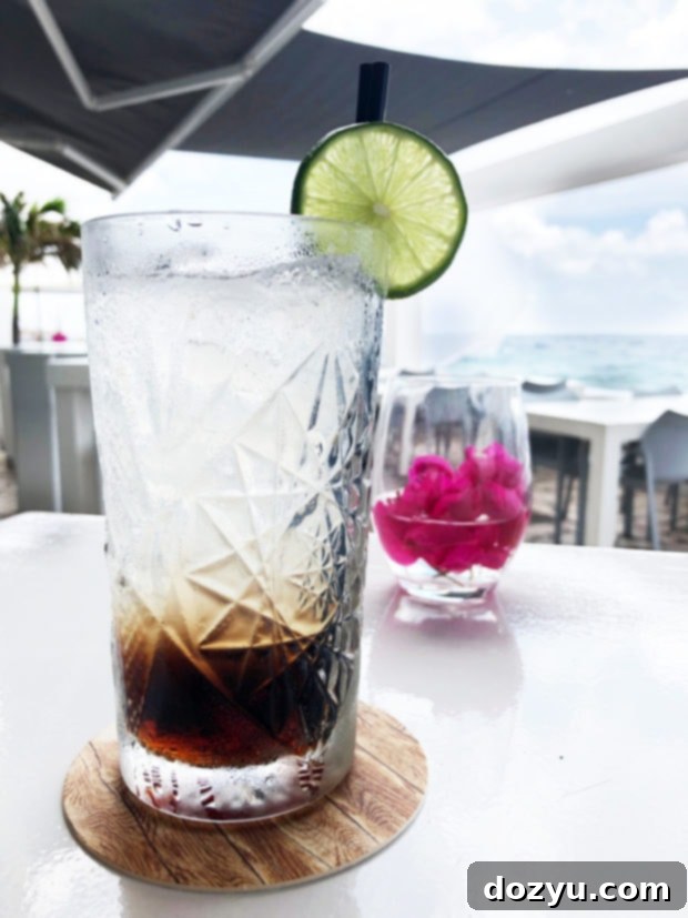 Curaçao in a Day: Your Perfect Itinerary 17 Saint Tropez Ocean Club'ın şık kokteyl barı