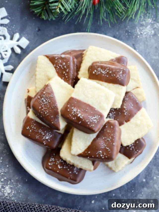 Mükemmel Yılbaşı Kurabiye Kutusu Nasıl Hazırlanır 4 Plate of milk chocolate dipped shortbread cookies with holiday decorations
